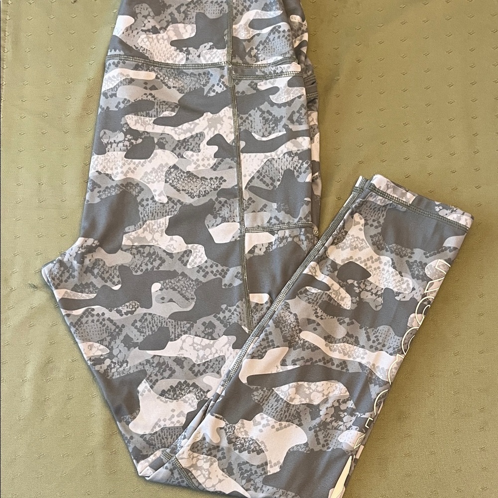 Rebook women’sCamouflage Leggings   Size L